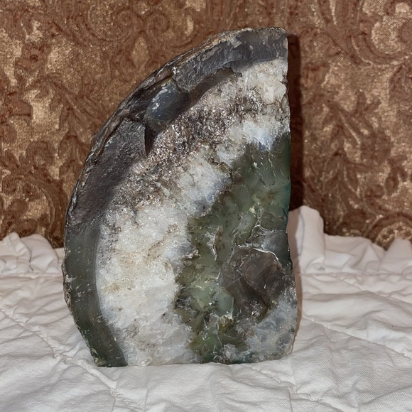 Vintage Natural Agate Geode with crystals.  Beautiful piece. - Picture 4 of 7